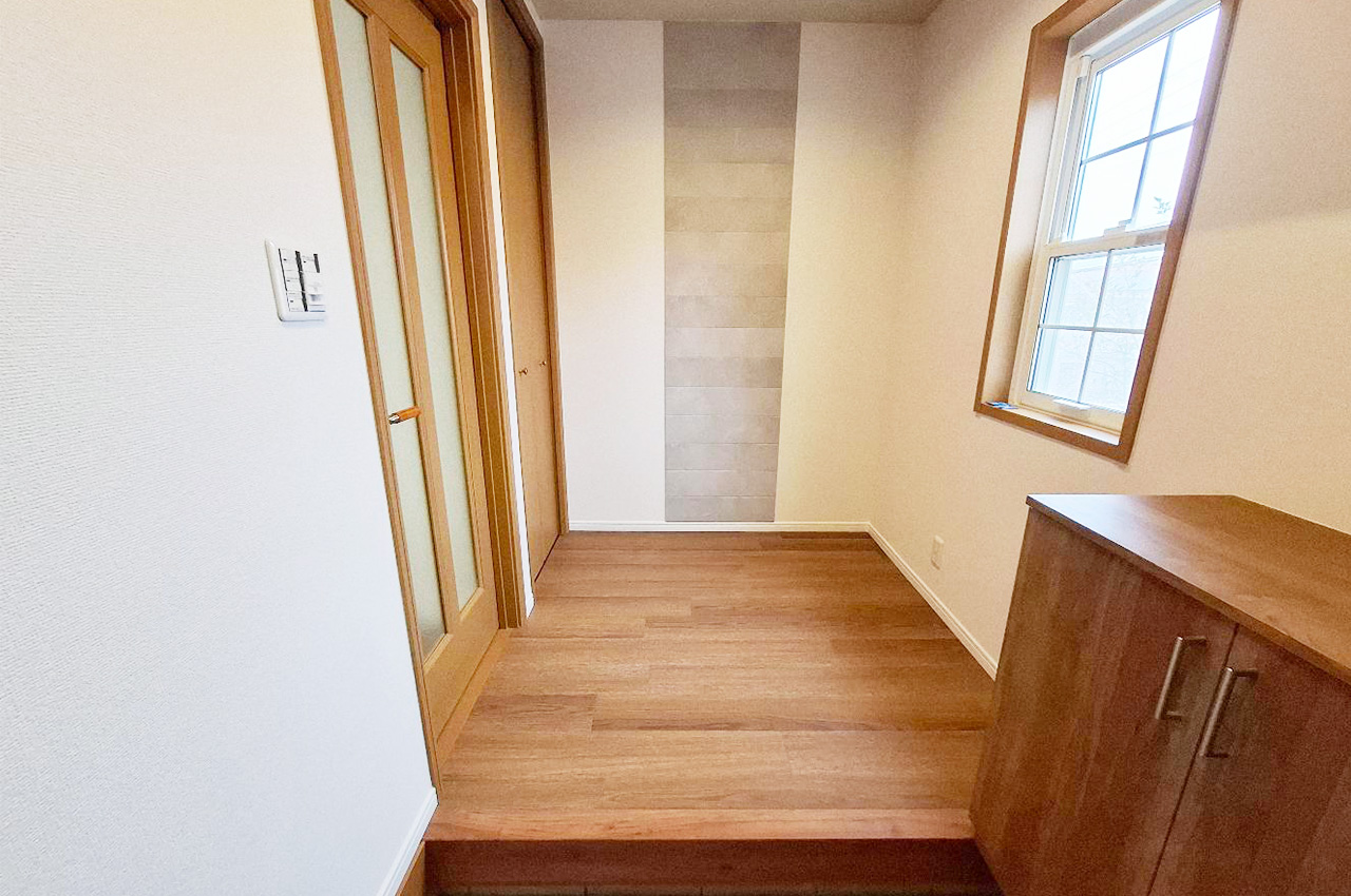 玄関：正面には調湿・消臭効果が期待でき、デザイン性もあるエコカラットを施工