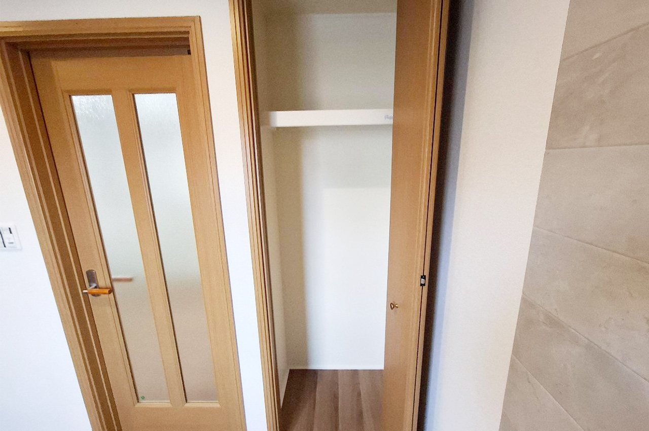 玄関収納：シューズボックスとは別に収納があります。