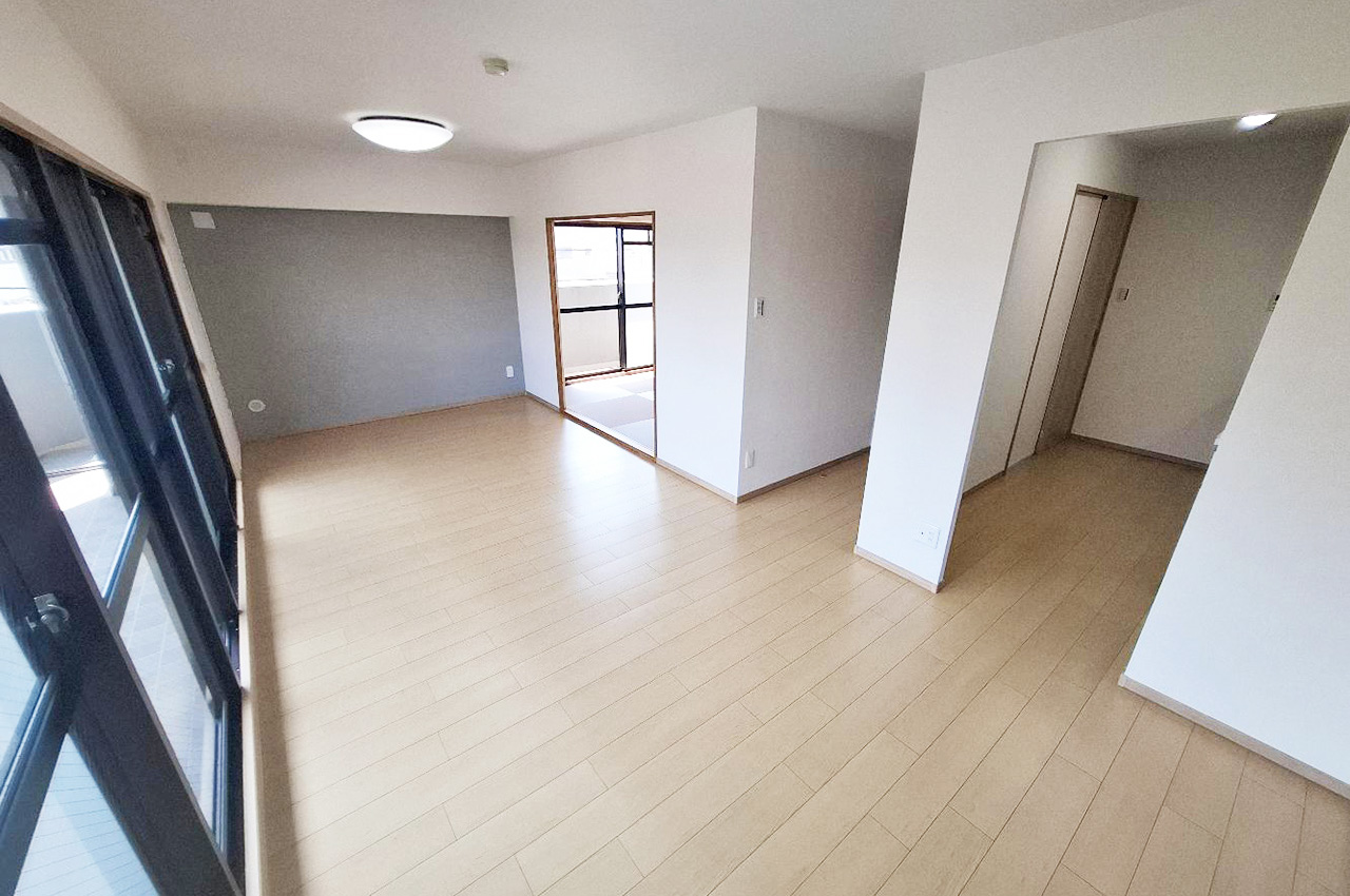 LDKはクロスやフローリングを貼替え、リビングの壁一部にはグレーのアクセントクロスを貼りました。