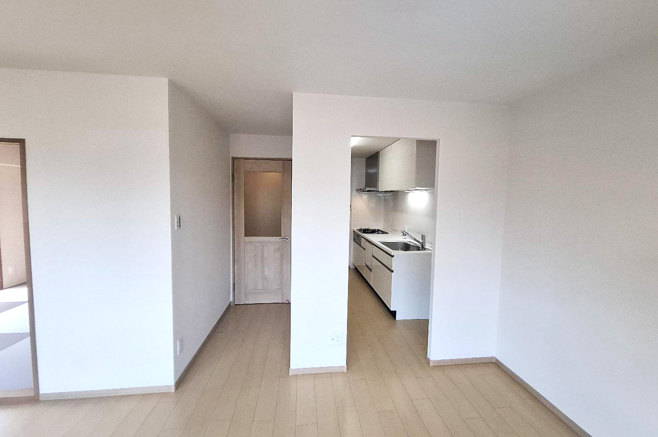 奥まった場所にある独立型キッチン。生活感を抑制でき、来客時も安心。お料理にも集中できます。