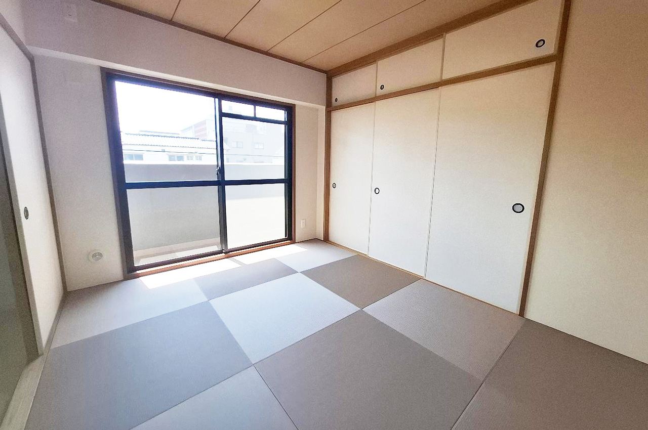 南西側バルコニーに面した明るい和室。寝室や客間、リビングの一部としても使えるお部屋です。