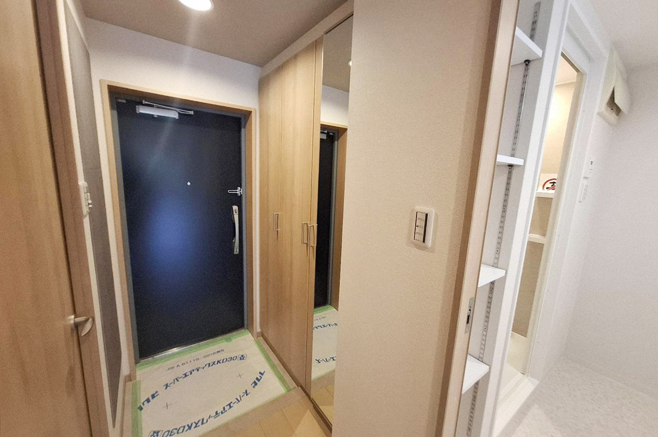 玄関や廊下はリフォームで一新。姿見付きの下駄箱も新調しました。