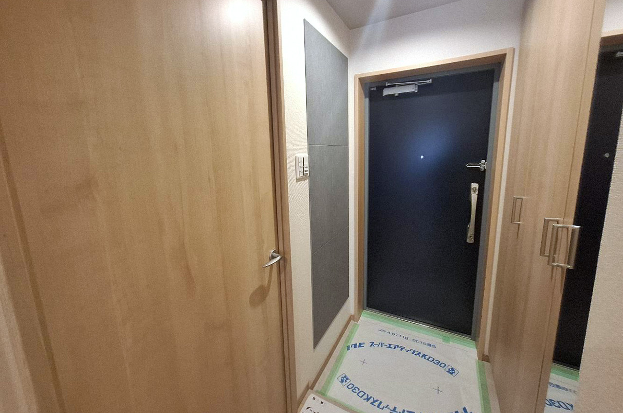 玄関の壁一部には、調湿・脱臭効果が期待できるエコカラットを施しました。