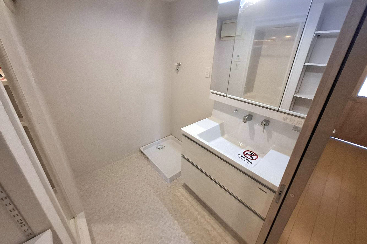 フルリフォームで一新した洗面室。三面鏡付きの洗面化粧台もまっさらです。