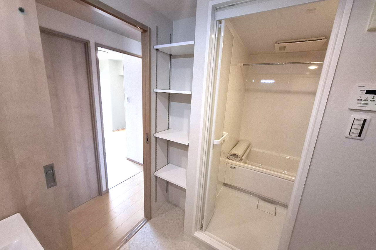 洗面室内の可動棚も新調。タオルや洗剤などのストックに便利です。