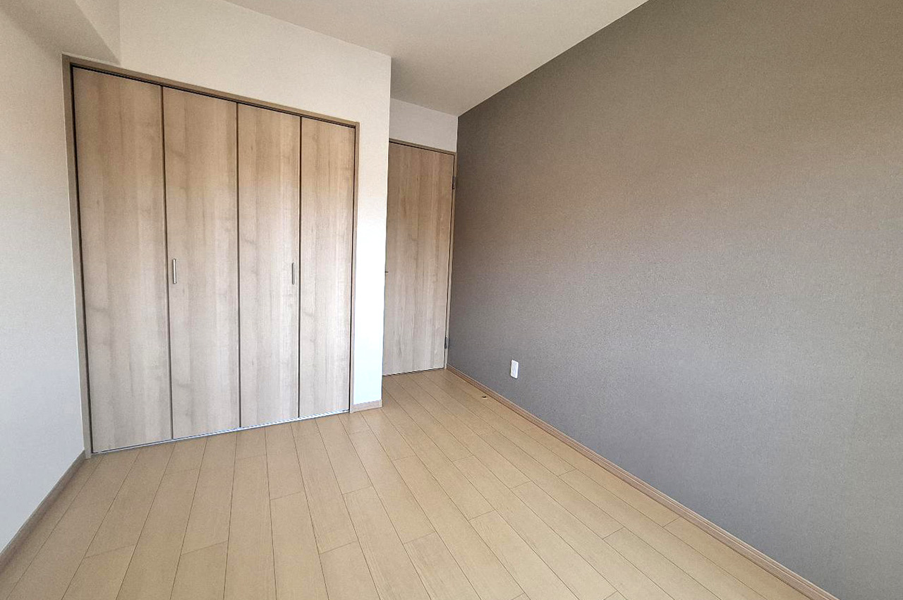 リフォームで生まれ変わった約5帖の洋室①。シックで落ち着いた雰囲気のお部屋に仕上げました。