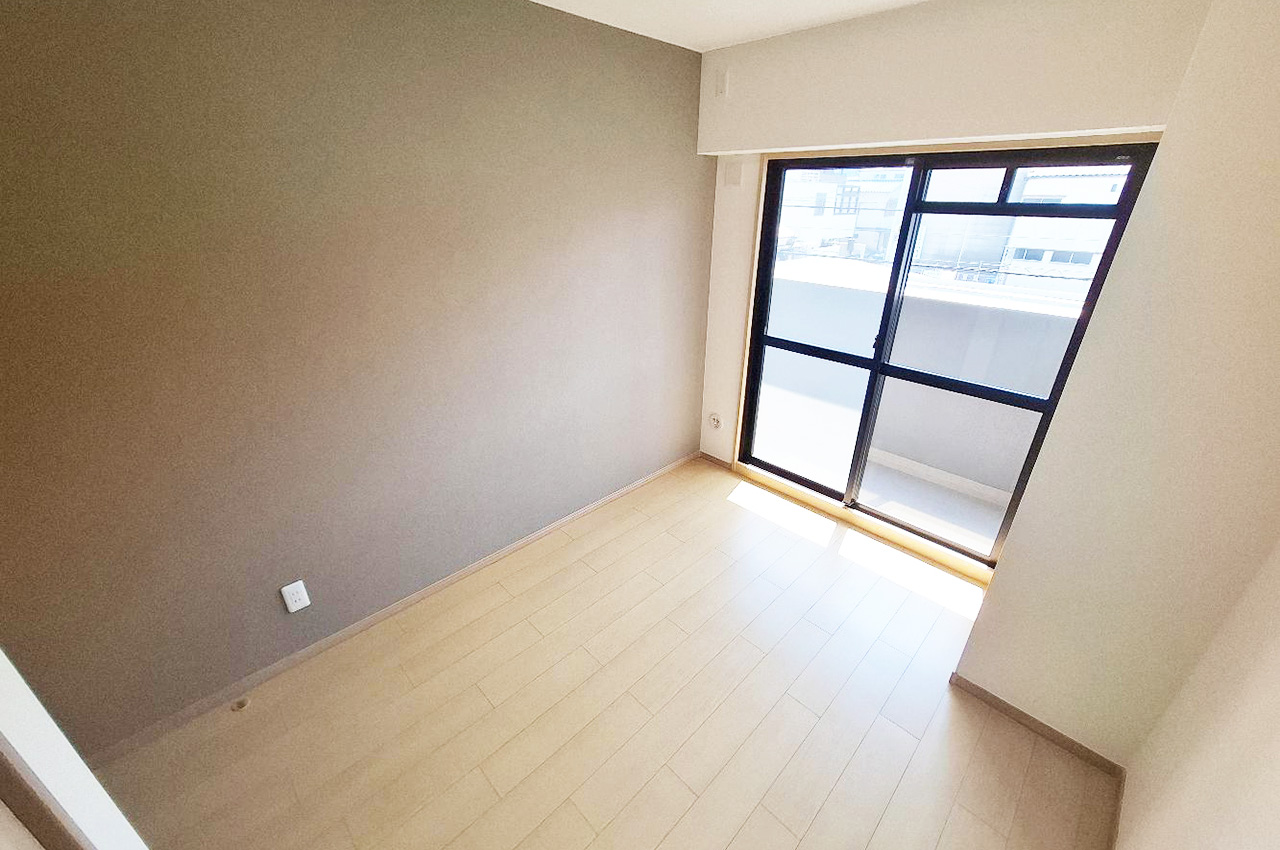 きれいになった洋室①。南西側バルコニーへ出入りできます。