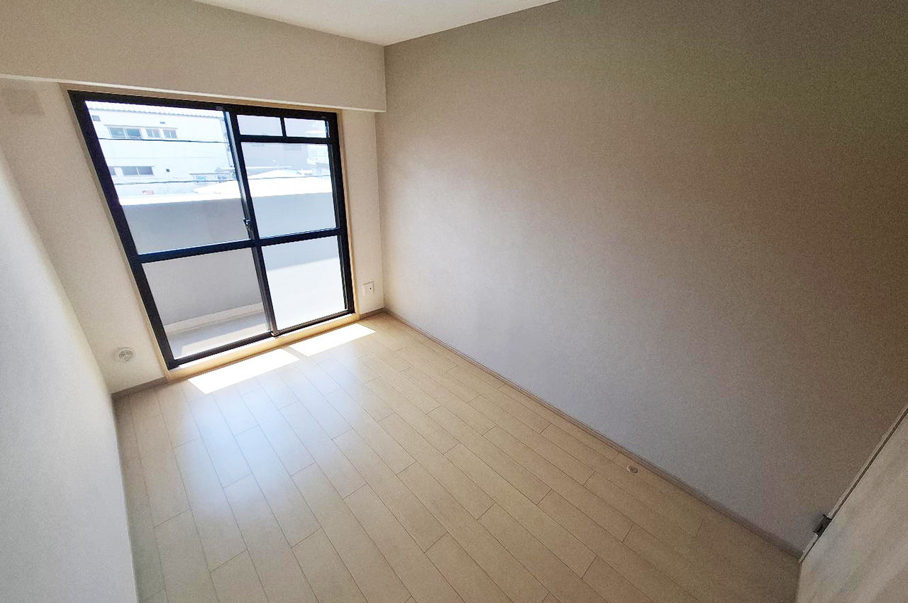 リフォームでまっさらになった洋室②。洋室①や和室同様南西側バルコニーへ出入りできます。