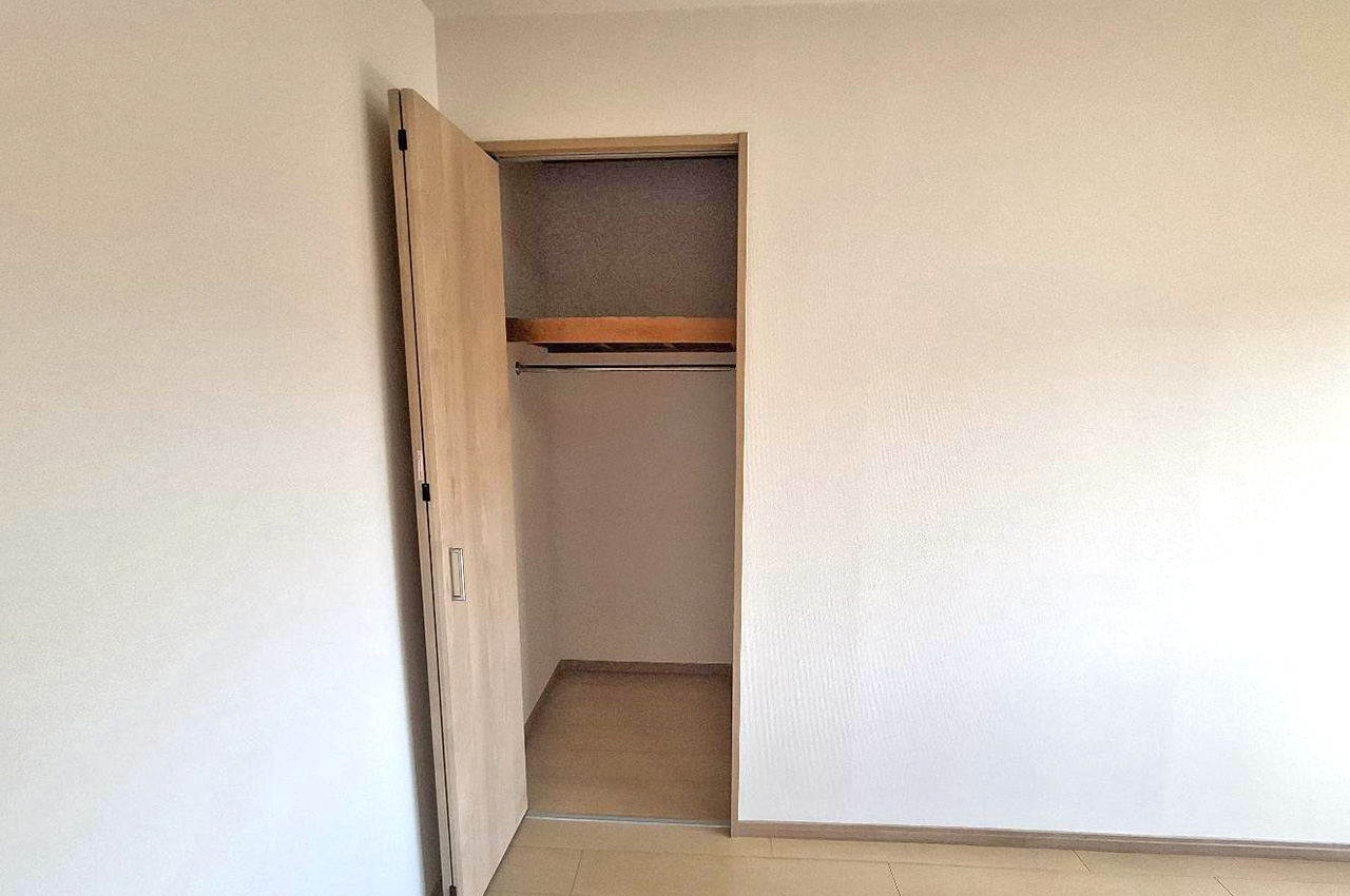 洋室②のクローゼット。きれいにリフォーム済みです。