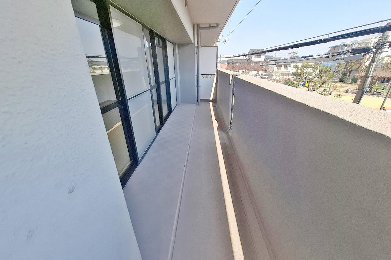 リビングから出入りできる南東向きバルコニー