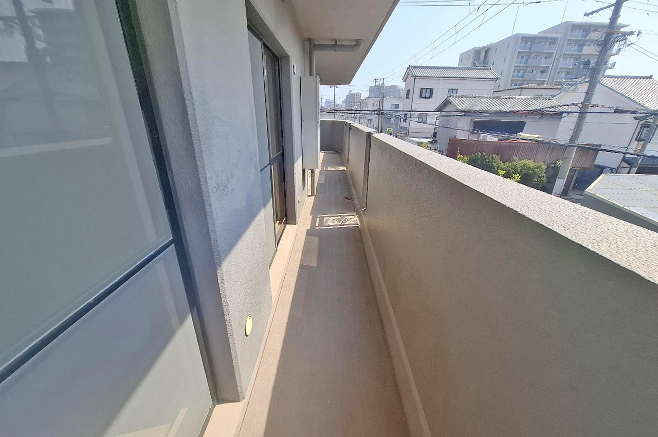 和室や洋室から出入りできる南西側バルコニー