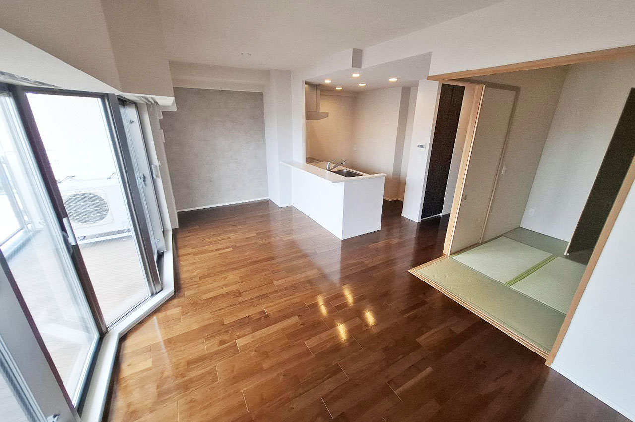 LDKに和室が隣接した、開放感のある間取り。家族団らんやキッズスペースなど多用途に使えます。