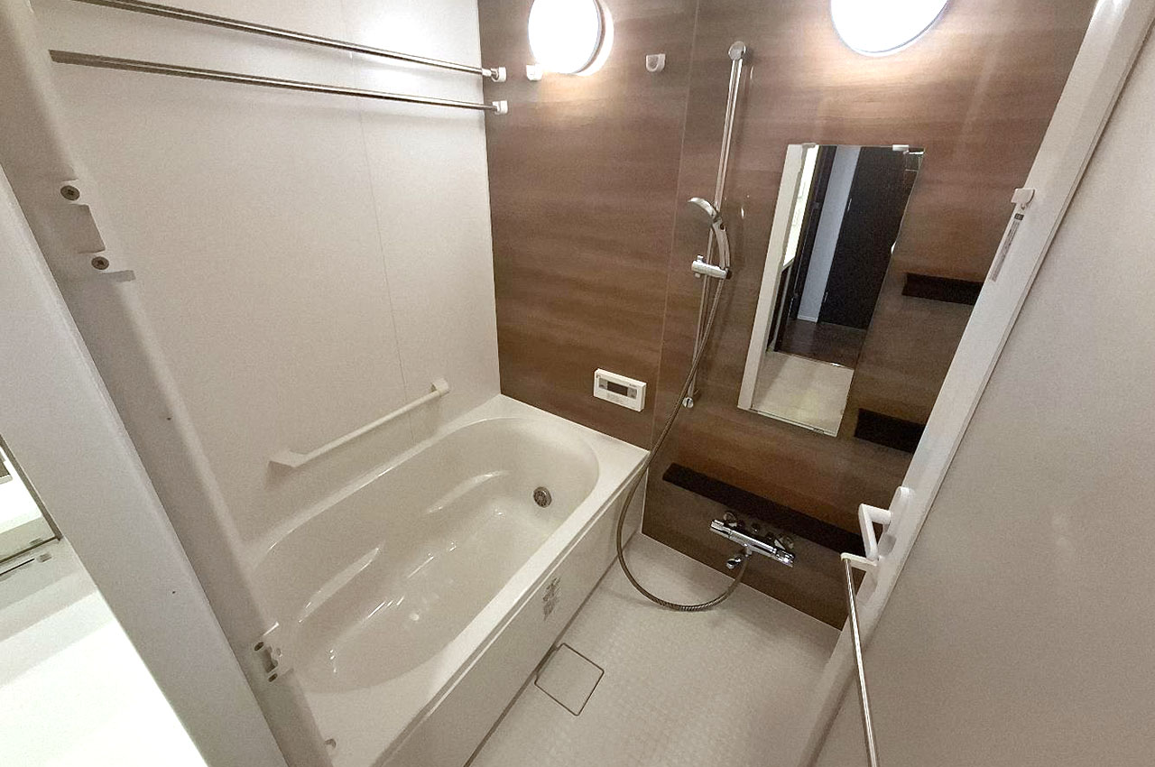 あたたかみのある木目調パネルのバスルーム。快適なバスタイムを実現する浴室乾燥機付きです。