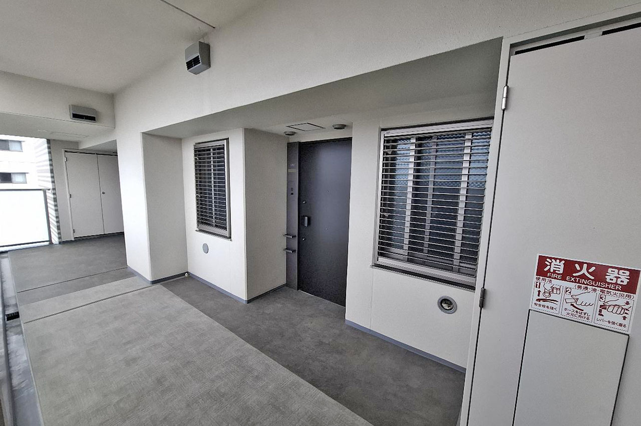 ゆとりあるアルコーブ付きの玄関。プライバシー性が高く落ち着いた住空間を確保します。