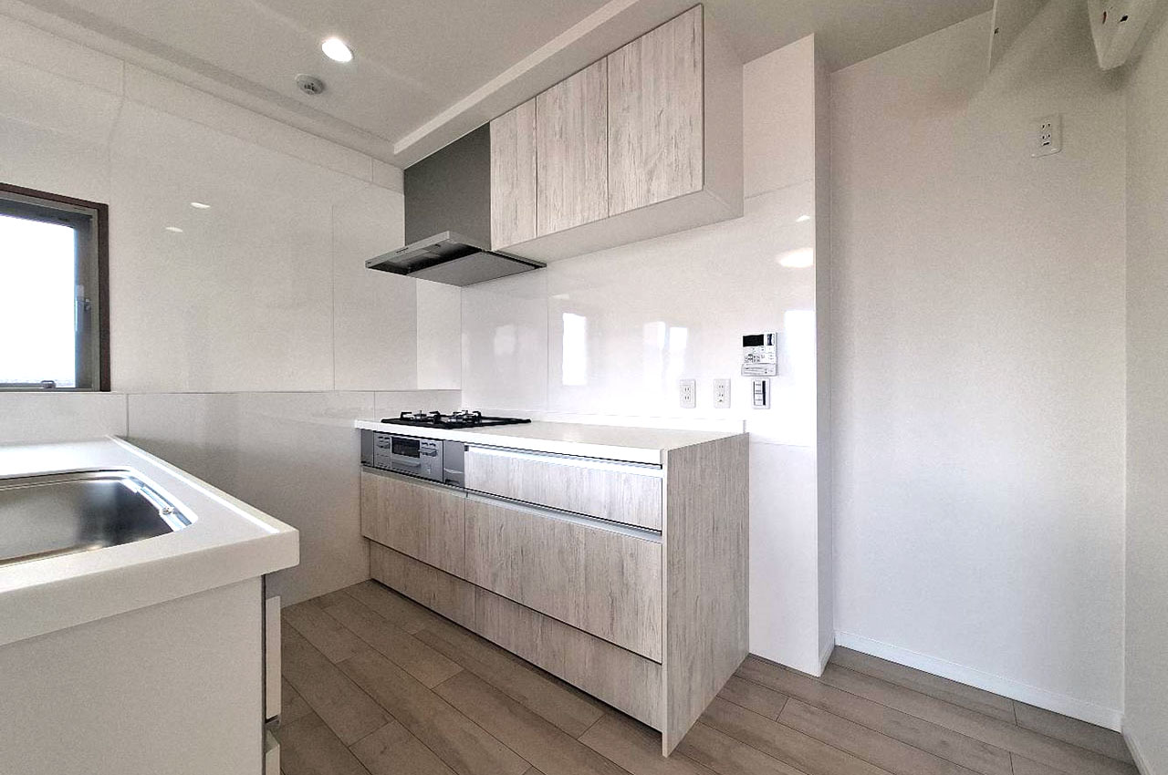 作業スペースが広く、家事動線の良いセパレートキッチン。また、それぞれに収納スペースも充実しています。