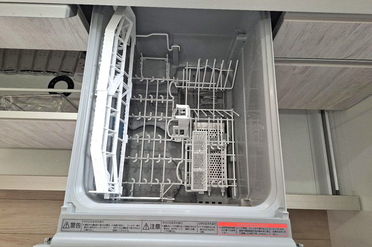 手洗いよりきれいに洗えて、忙しい家事の時短や節水にもなる、食洗機付きのキッチンです。