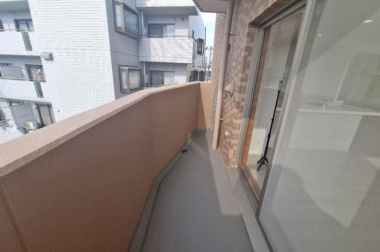 ダイニング側（西向き）のバルコニー。午後から良く日が当たり、お洗濯物もしっかり乾きます。