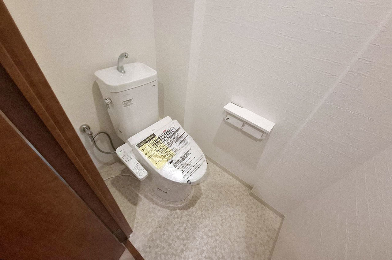 トイレ内はリフォームで一新し、ピカピカに生まれ変わりました。