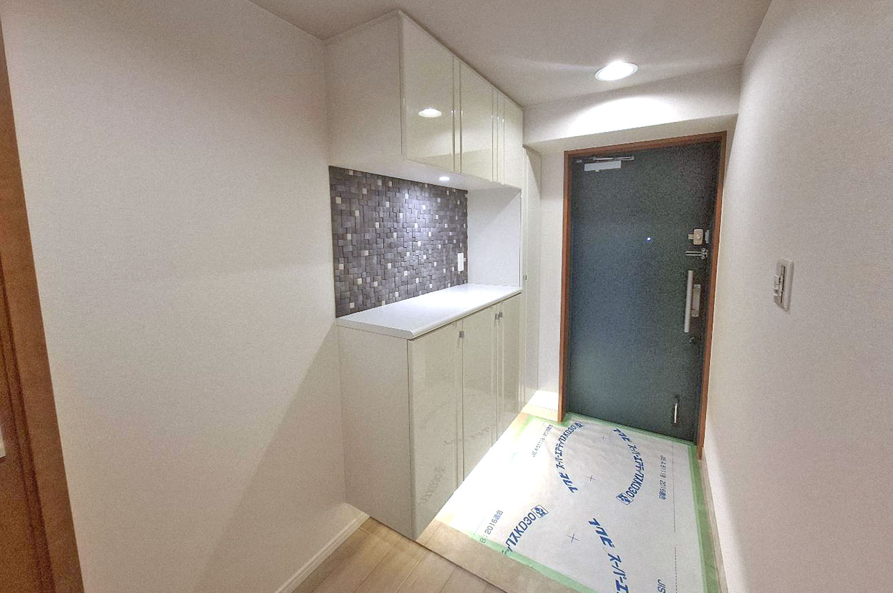 玄関や廊下もきれいにリフォーム済み。壁一部には調湿・脱臭効果が期待できるエコカラットを貼りました。