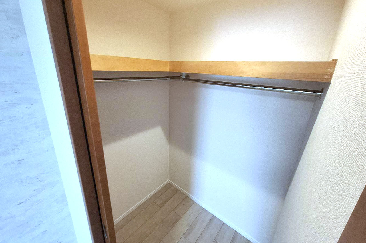 ウォークインクローゼット内のクロスやフローリングもきれいに貼替え済みです。