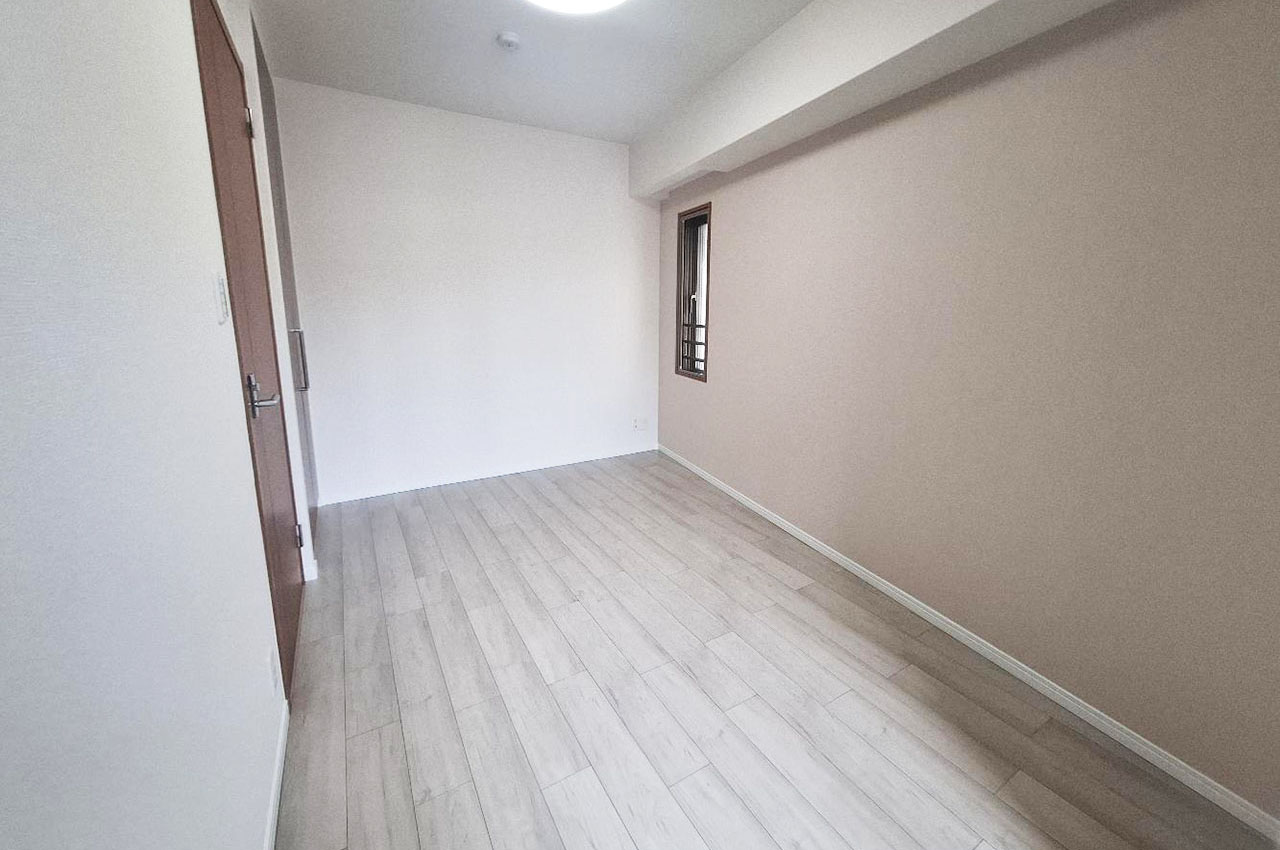 洋室②の壁一部には、エレガントなピンクベージュのカラークロスを貼りました。