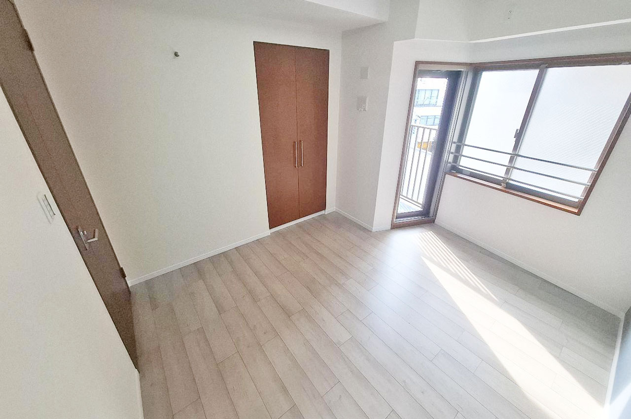 洋室③（約5.6帖）もクロスやフローリングを貼替え済み。子供部屋などにおすすめのお部屋です。