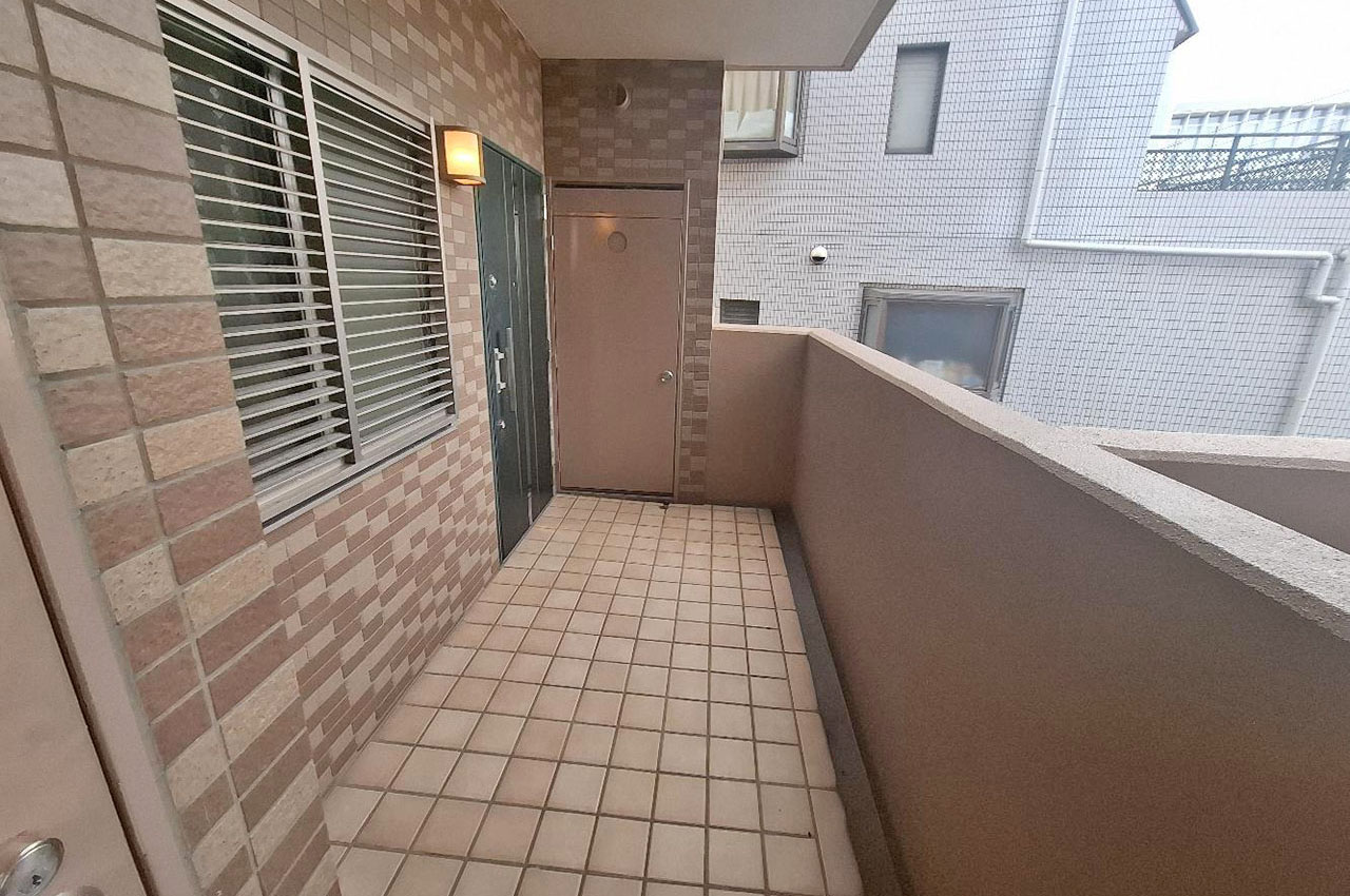 戸建て感覚を味わえて、プライバシーも守られる広々専用ポーチ付きの玄関です。