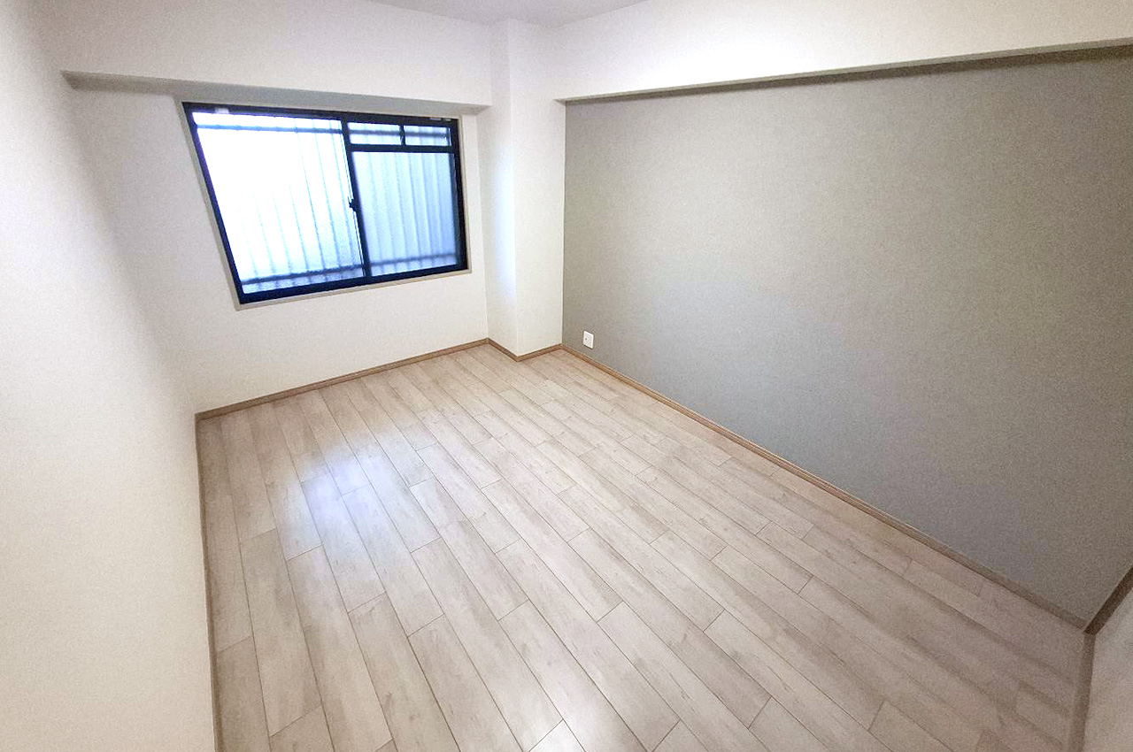 ゆったりとした洋室約6.5帖。フルリフォームでまっさらのお部屋に生まれ変わりました。