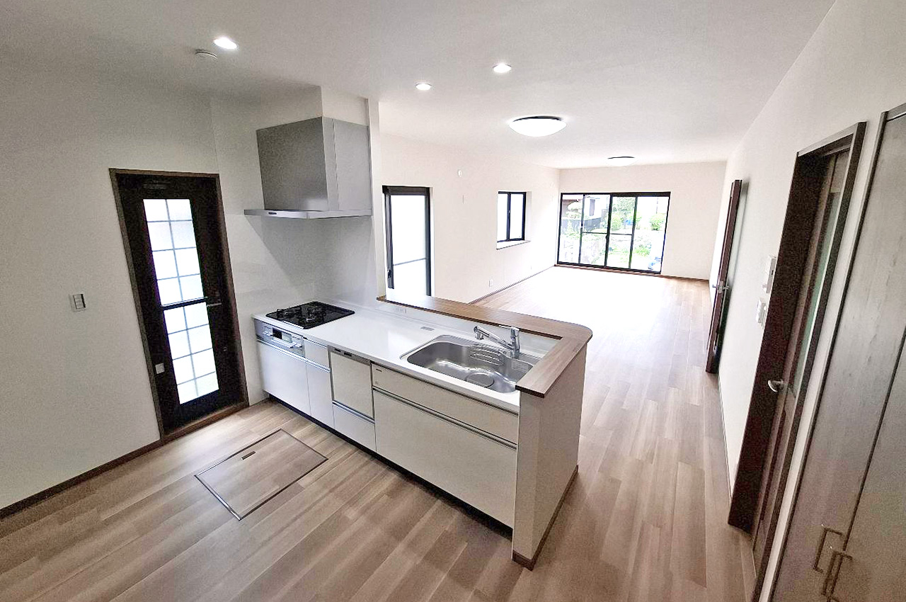 リフォームで独立していたリビングとDKをつなげ、開放感あふれる約20帖の広々LDKに一新しました。