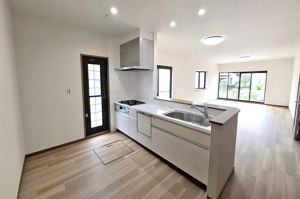 キッチンはリビング全体を見渡せるオープンタイプ。また換気やゴミ出しに便利な勝手口付きです。