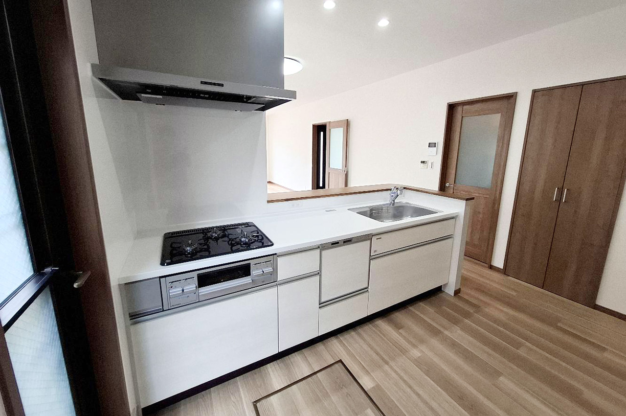 美しく生まれ変わったキッチン周り。新調したキッチンは食洗機付きで毎日の片付けもラクラクです。