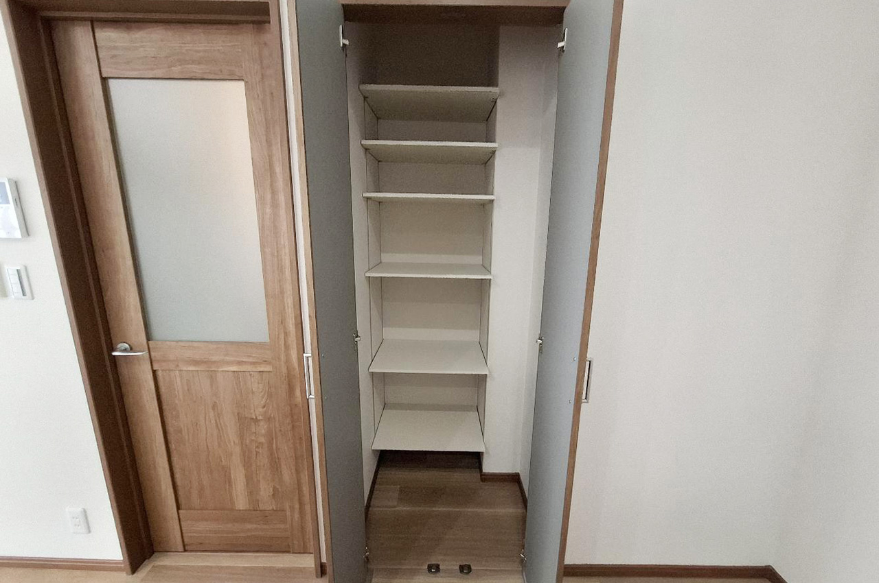 パントリーとしても使えるキッチン横の物入。可動棚は新調済みです。