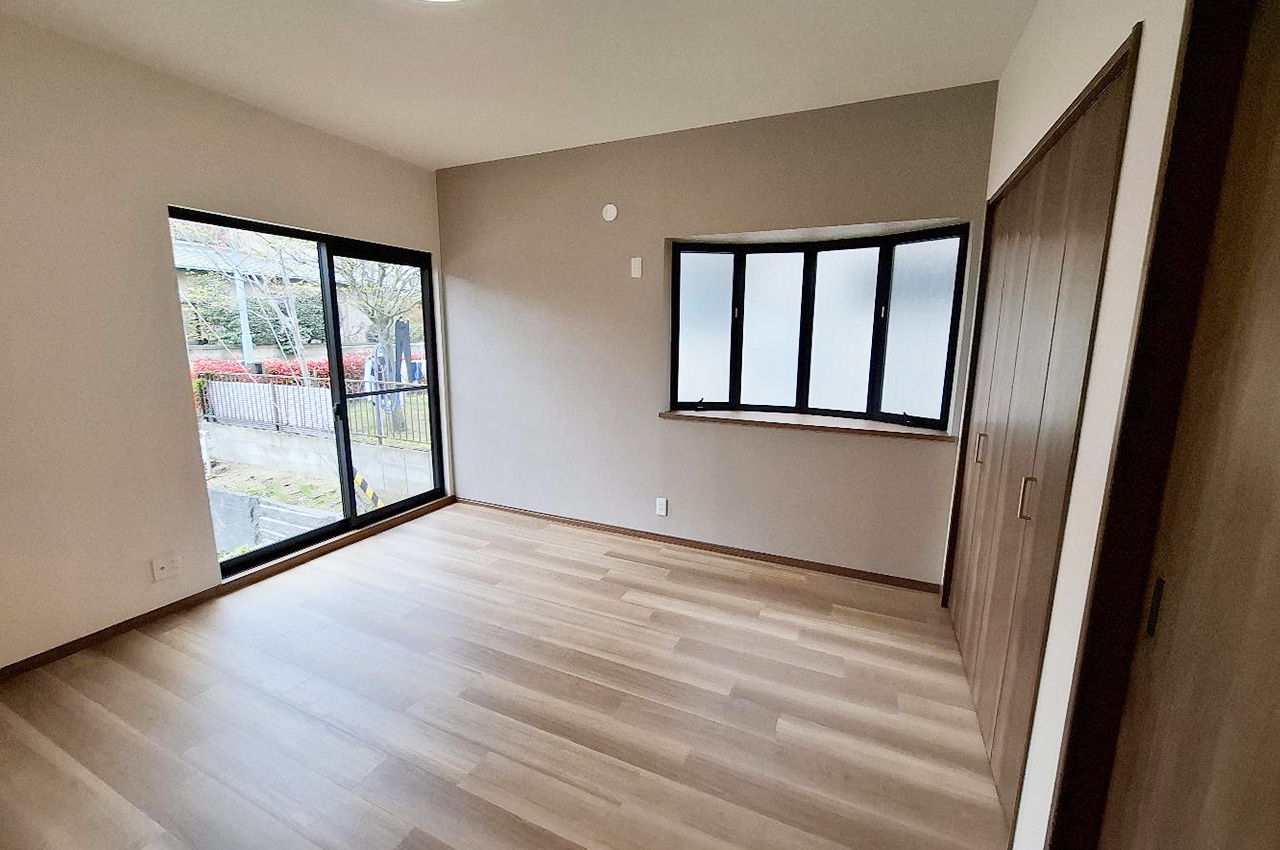 約8帖の1階洋室①。フルリフォームでまっさらのお部屋に生まれ変わりました。