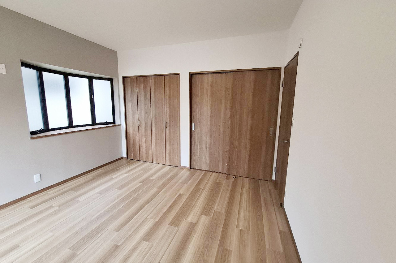 主寝室や趣味部屋としても使える収納豊富な洋室①。カーブ出窓が上品なアクセントに。