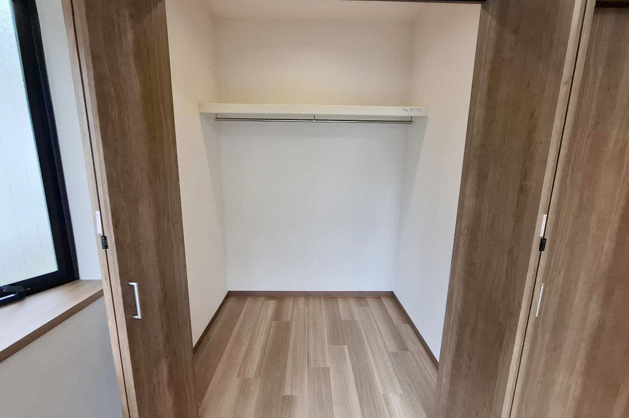 洋室①のウォークインクローゼット。衣類や荷物もすっきり収納できます。