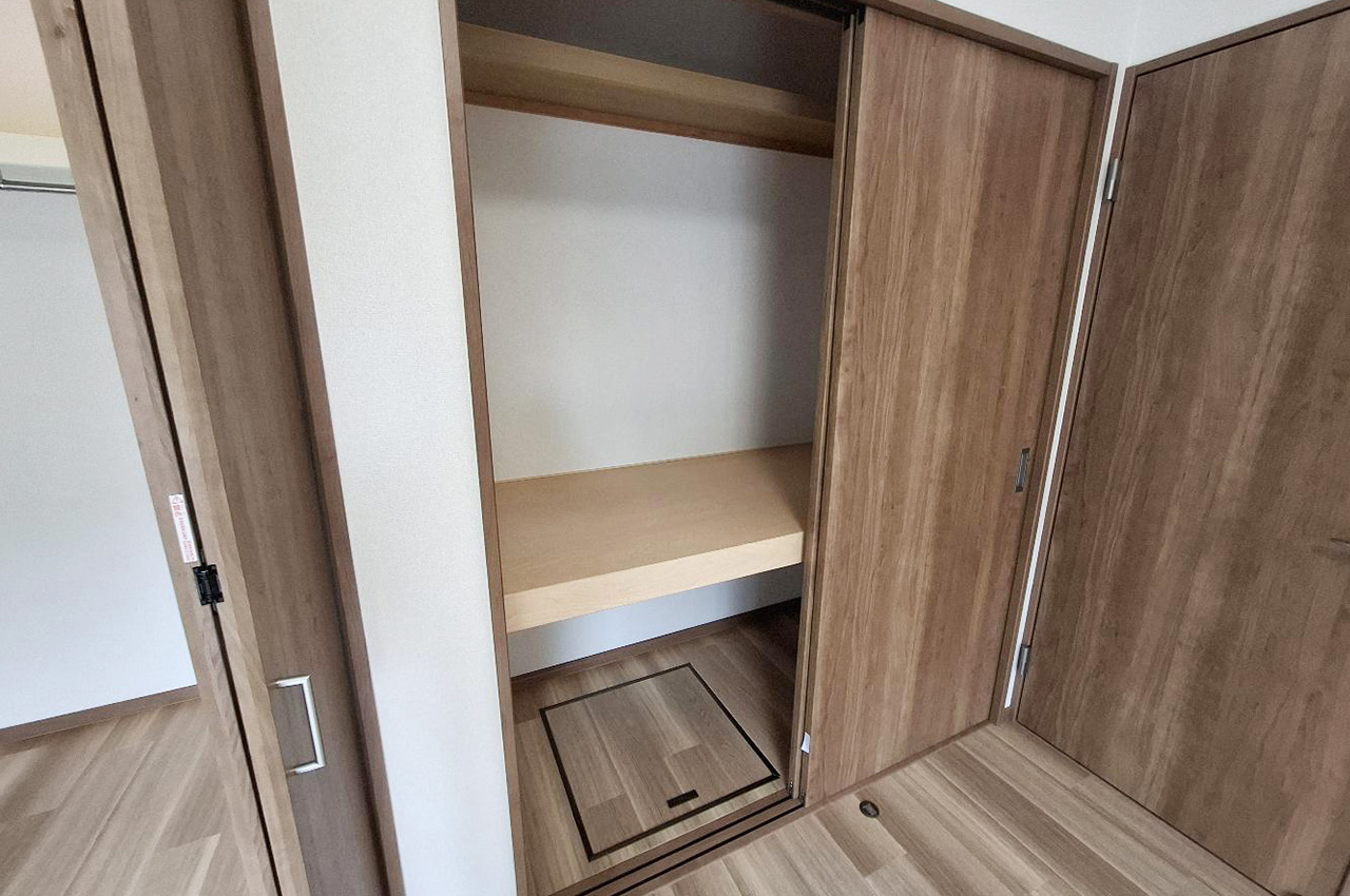 洋室①の物入は開閉時にスペースを取らない引き戸タイプ。空間を効率よく使えます。