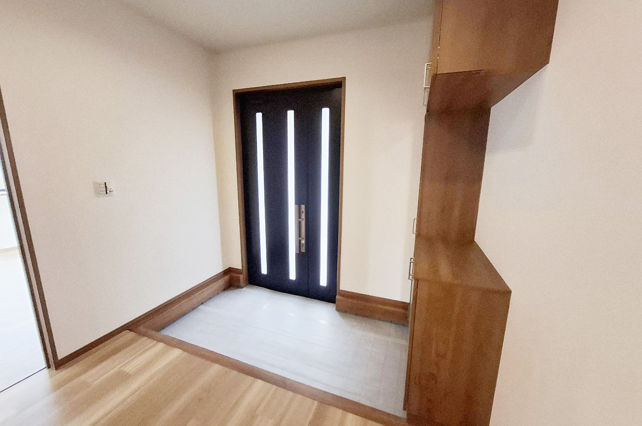 リフォームで美しく生まれ変わった玄関周り。間口の広い、明るく開放的な玄関空間です。