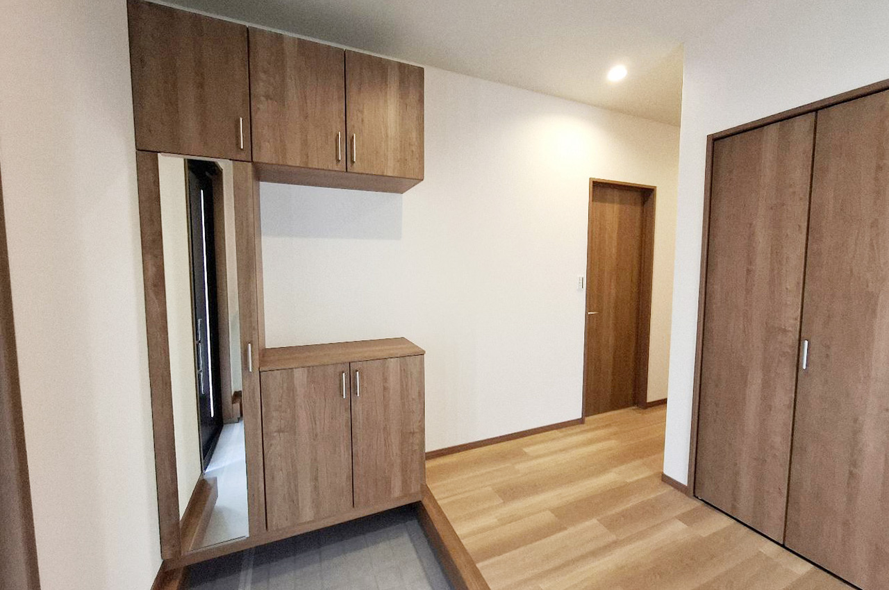 姿見付きの下駄箱を新調済み。家族の靴や備品をすっきり収納でき、美しい玄関を保てます。