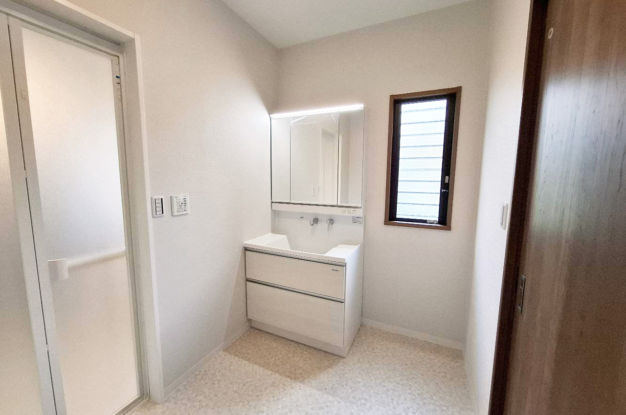 リフォームで明るく清潔感あふれる洗面室に一新。三面鏡付きの洗面化粧台も新調しました。