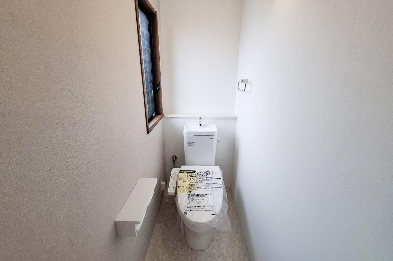 2階トイレも1階同様ピカピカに。毎日快適にご利用いただけます。