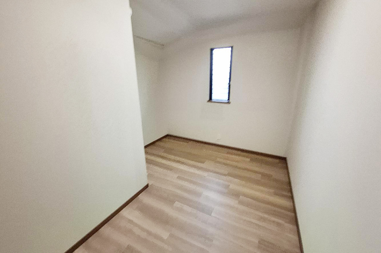 季節物や日用品のストックに便利な納戸。リフォームでまっさらになりました。