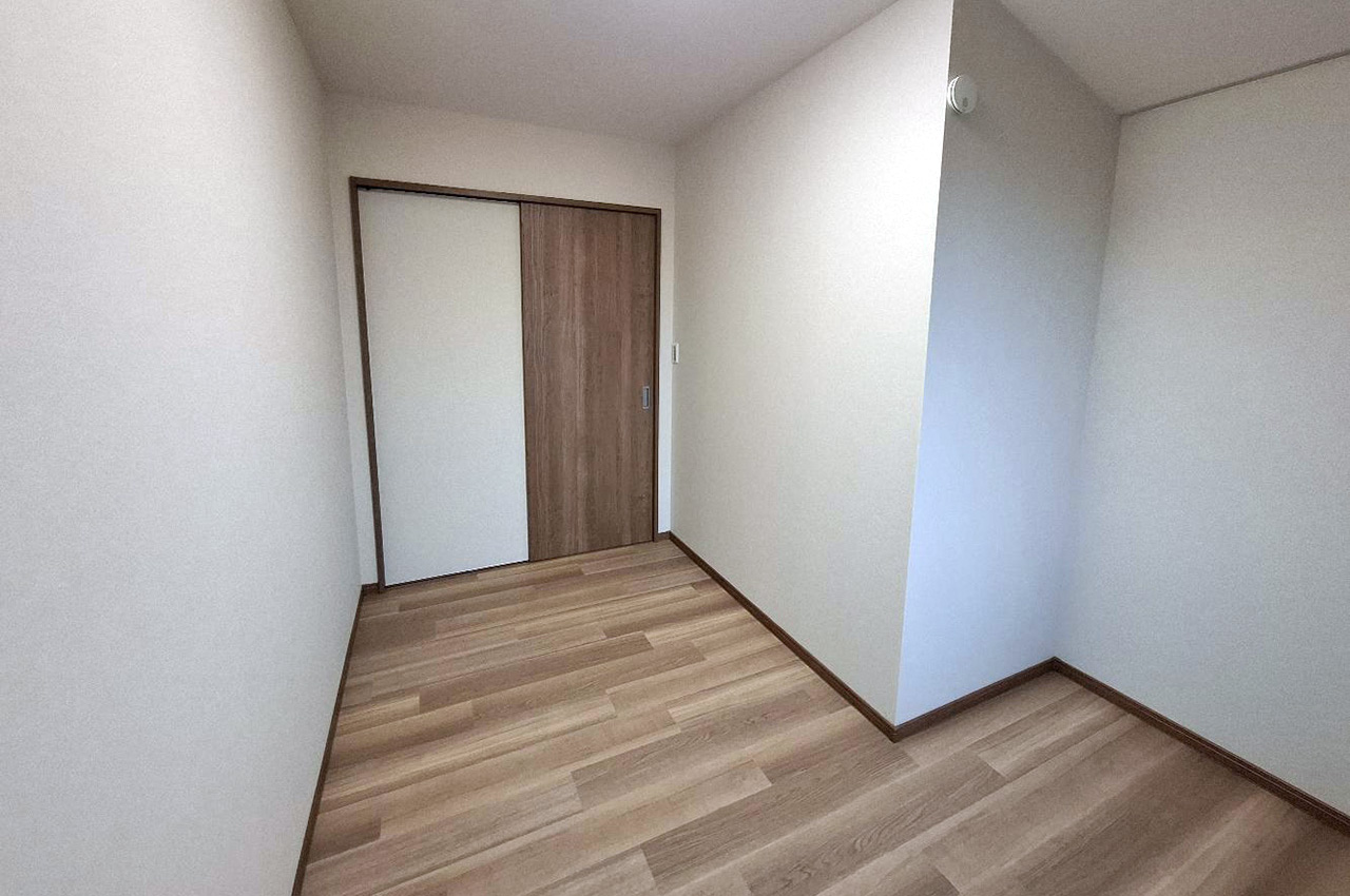 約5帖の広さがある納戸は、家族のライフスタイルに合わせて自由に使える多目的空間です。