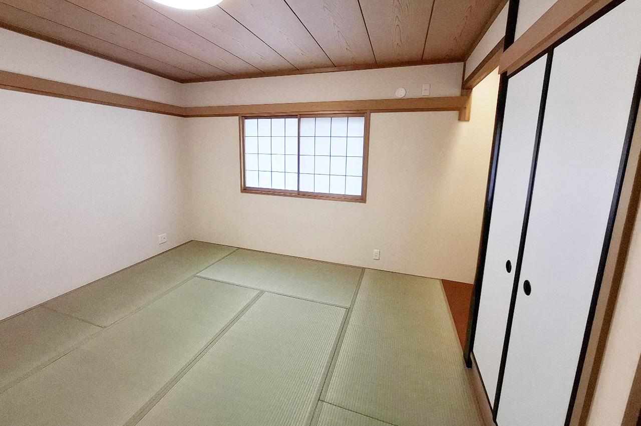 2階の和室8帖はきれいにリフォーム済み。落ち着いた雰囲気が心を和ませます。