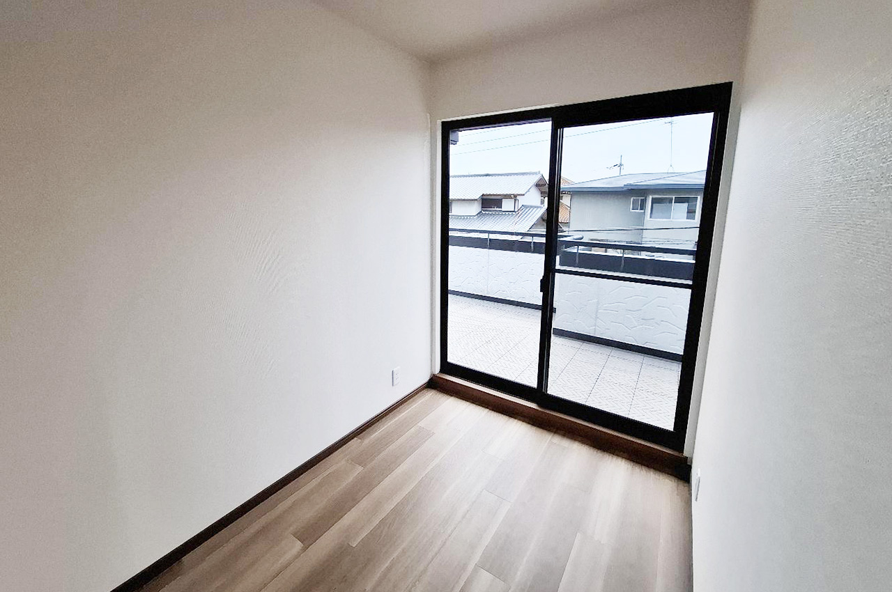 バルコニー面した明るい洋室②。フルリフォームでまっさらのお部屋になりました。