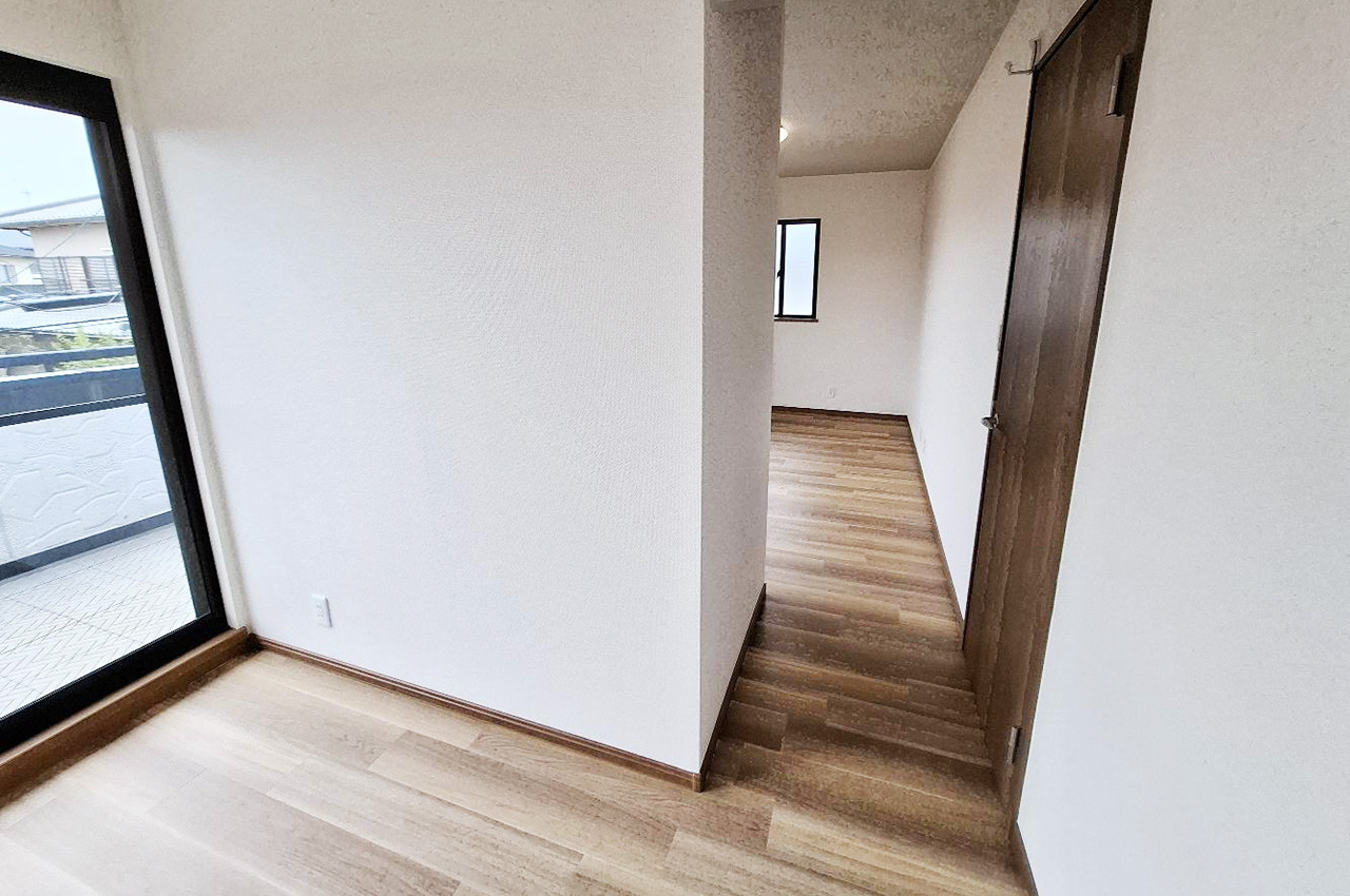 中央にクローゼットを設けた洋室②。寝る・学ぶ・趣味など、ライフスタイルに合わせた使い分けが可能です。