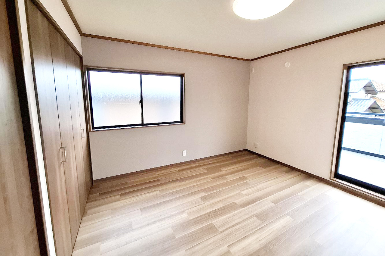 バルコニーに面した明るい約8帖の洋室③。和室からモダンな洋室へとリノベーションしました。