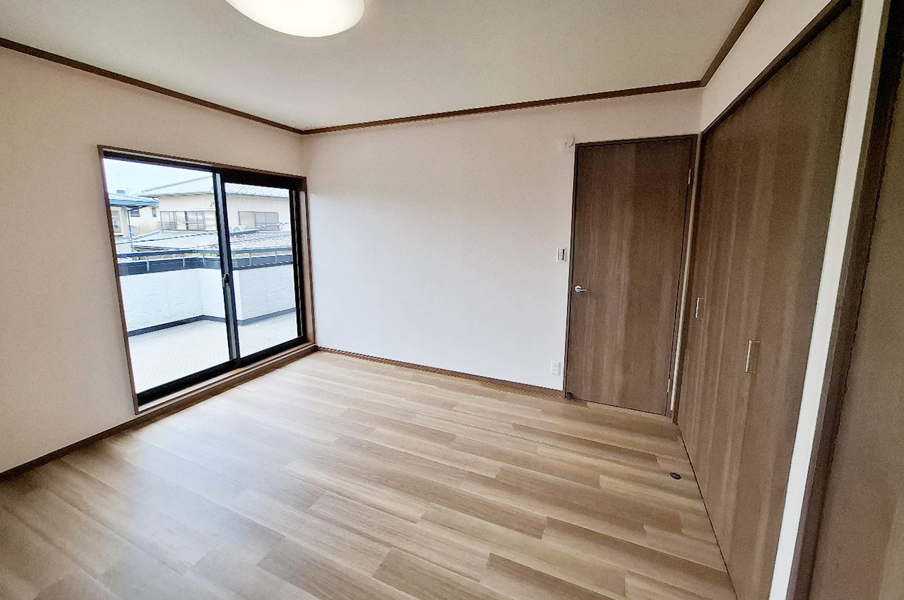 落ち着いた色合いと窓からの採光が魅力の洋室③。主寝室にもなるゆとりの空間です。