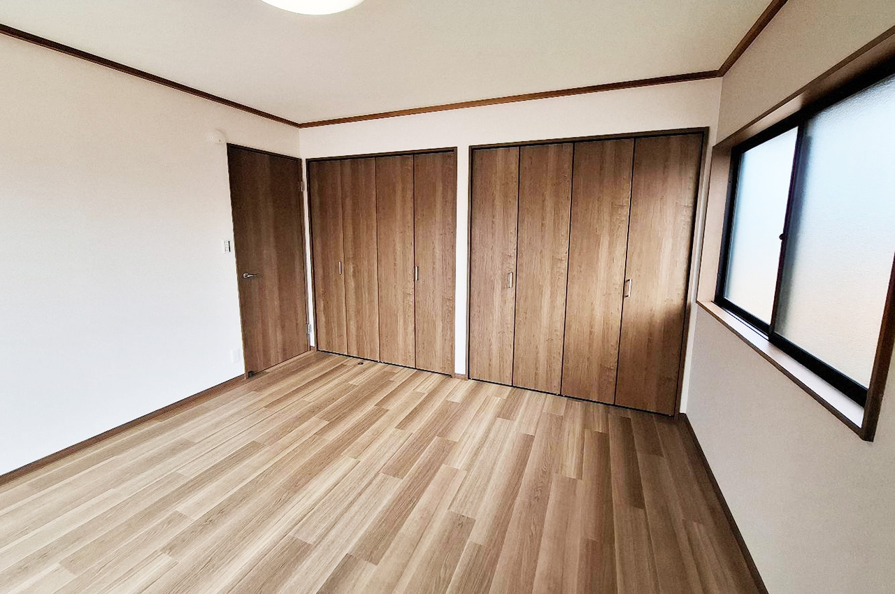 洋室③は壁面いっぱいの収納でお部屋がすっきり。家具を最小限に抑えてお部屋をより広く活用できます。