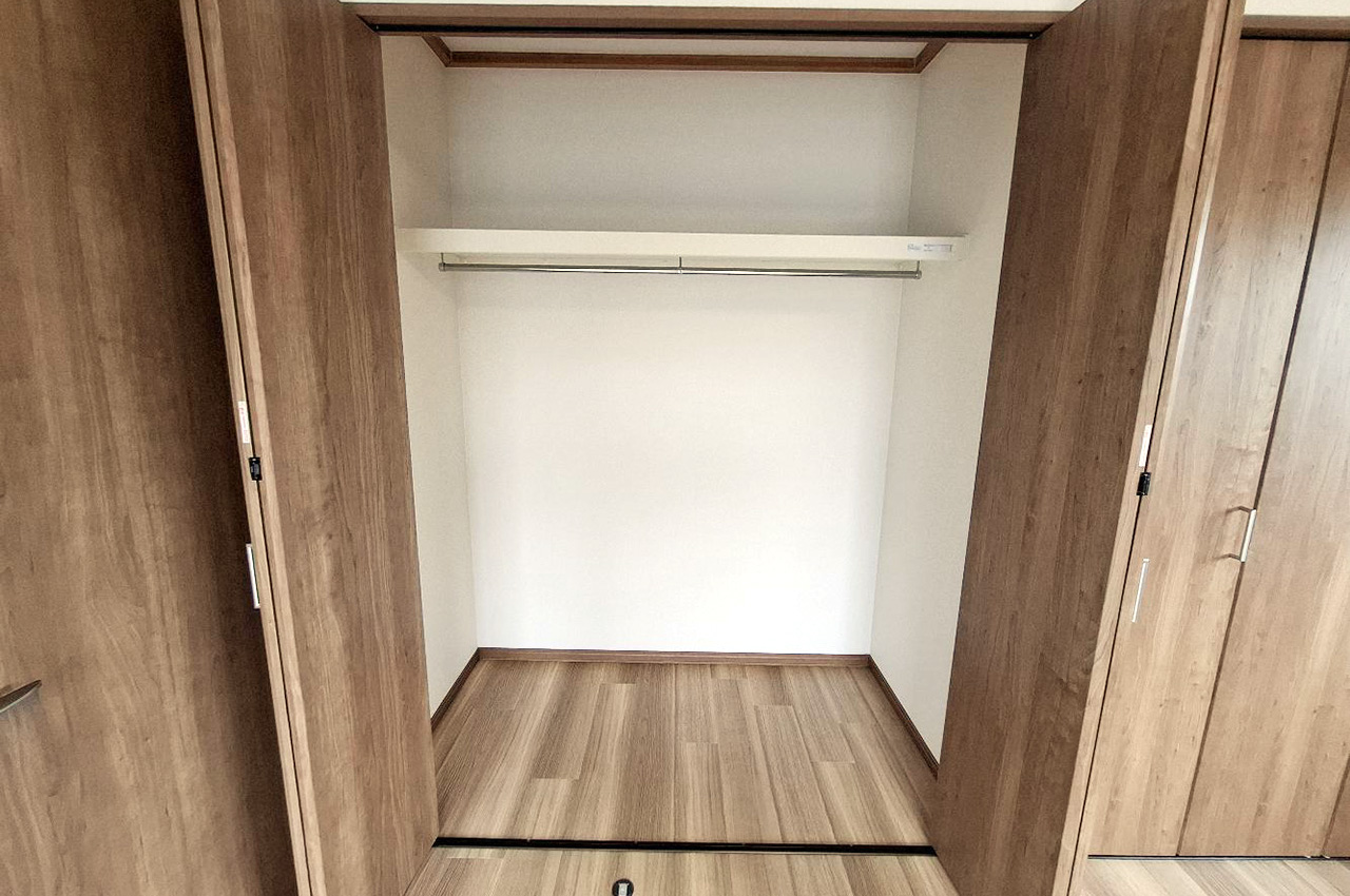 洋室③の2ヶ所のクローゼットはきれいに新調済みです。