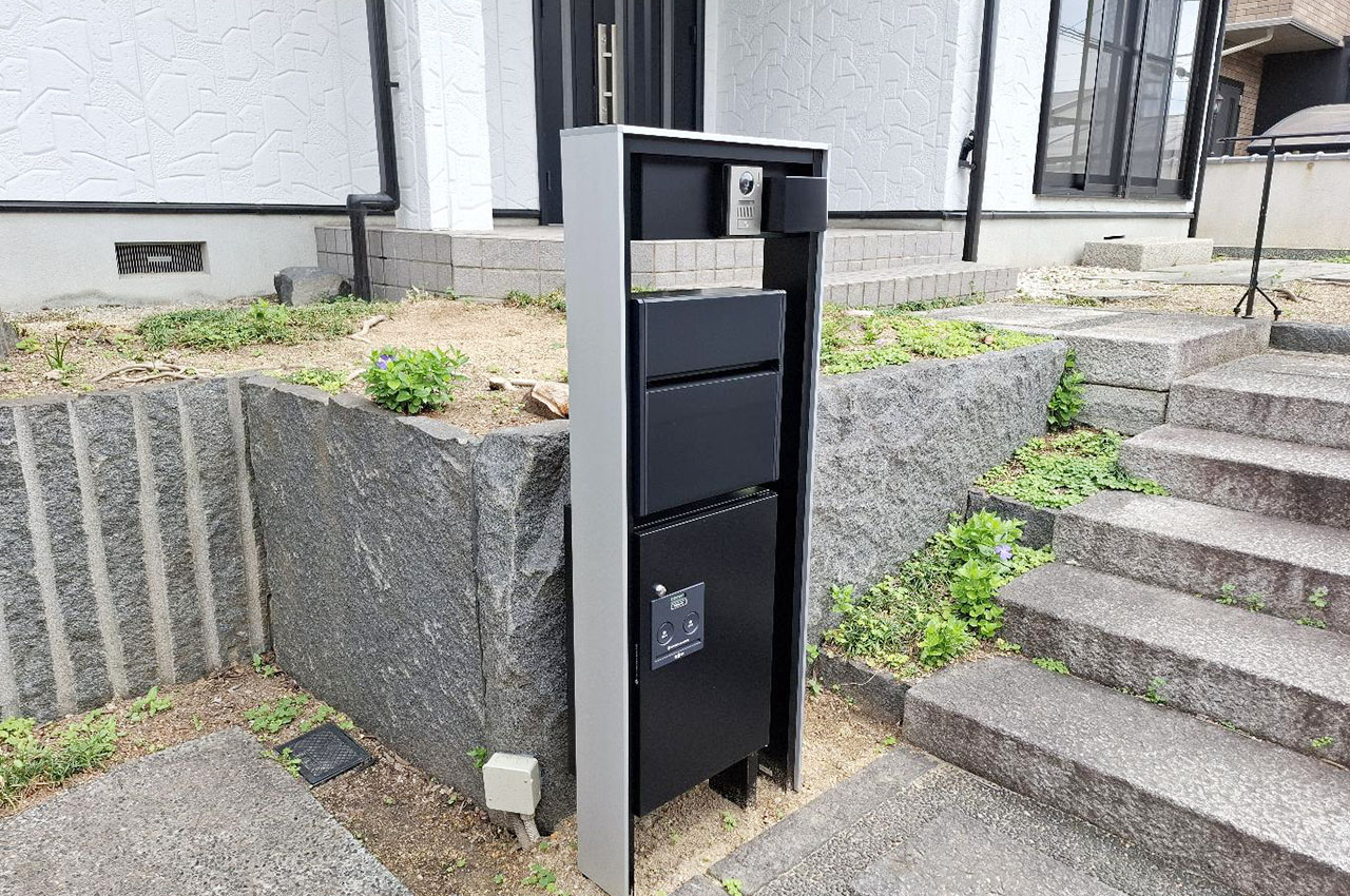 便利な宅配ボックス付き機能門柱を新調済みです。